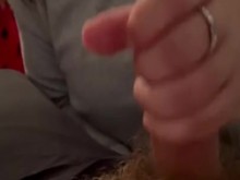 Puta británica que habla sucio le hace una mamada/paja a su marido cornudo hasta que se corre