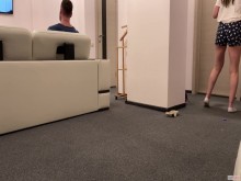 Ella le chupó la polla al repartidor y le puso su semen a su cornudo - café del marido