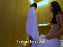 SAUNA PÚBLICA: Dos amigas atacan la polla de un extraño. 4 manos pajeándose