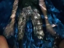 Mamada en la piscina a un desconocido