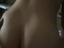 Sirvienta de hotel latina con botín perfecto montando vaquera