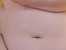 MILF cachonda y tetona seduce al mejor amigo de su marido para que entre