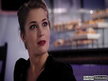 PI hace todo lo posible para atrapar a una esposa infiel y le lame el coño