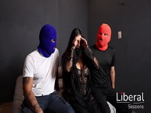 Hotwife cogiendo con dos chicos enfrente de su esposo cornudo