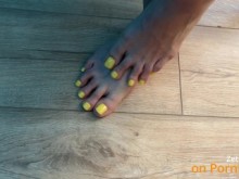 Sus piernas en pedicura amarilla son como arte. Paja con los pies picante con diálogos animados y ángulos calientes.