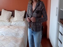 Madrastra totalmente desnuda se luce y usa jeans sin bragas.