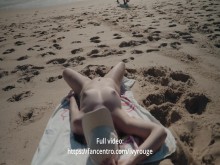 Esposa muestra su coño a extraños en la playa. Exposición pública.