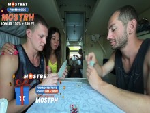 El cornudo perdió el coño de su novia jugando a las cartas y ahora ve cómo se la folla un desconocido