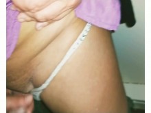 Puta compañera de trabajo gotea el semen de anoche de su marido sobre una polla en la sala de descanso en una reunión matutina