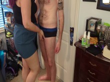 CFNM Hotwife desnuda al cornudo para provocar su polla cerrada!