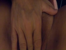 Ali Allure se acerca a su compañera de cuarto