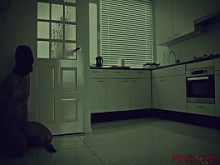 Mistress Cuckold se queda en casa mientras Mistress Kym sale