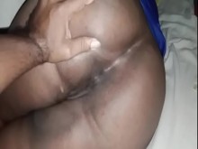 Pillé a mi hermana viendo porno en xvideos, y le follé el coño a cambio de no decírselo a nuestros padres.