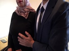 La esposa cornuda turca deja que un hombre de negocios británico le folle el culo