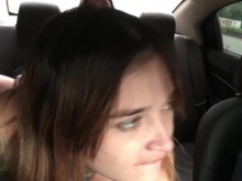 puta no aguanta y le da placer a su coño en un uber con un strap-on