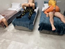 - "¡Ni siquiera lo conozco!" Entusiasta de la masturbación golpea a parejas casadas en una fiesta swinger