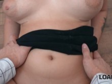 PRÉSTAMO4K. La rubia checa vino a pedir un préstamo a su marido y saltó sobre la polla del gerente