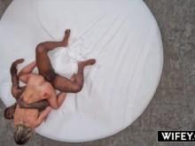 WIFEY La hotwife rubia en forma Cassie Bender recibe un creampie de la BBC delante de su esposo