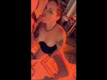 Hotwife sedienta de semen me muestra como le gusta hacerle garganta profunda a la polla de mis amigos