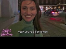 Esta MILF madura y casada estaba ansiosa por engañar a su marido y quería que le corriera dentro de su peludo coño británico.