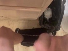 Latino se pajea hasta correrse