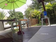 Esposa caliente Thay Ksada follando con el repartidor de agua