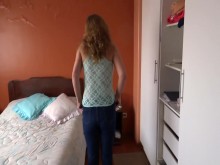 Los amigos del hijastro están felices pajeándose y corriéndose mientras me ven tocarme