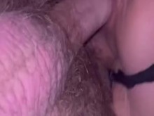 Monto un toro mientras mi esposo mira mientras me llenan de leche