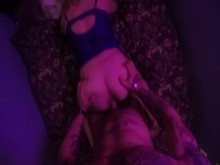 Le doy aire a mi chica rubia antes de irme a trabajar.