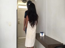 Llego el mensajero con mi pedido, como no tengo dinero lo invito a continuar lo seduzco