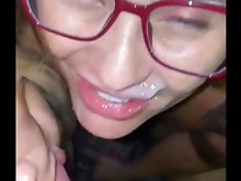 Una pelirroja casada sale con su amiga rubia y liberal y las dos hacen travesuras. Fueron a una fiesta y luego al club de swingers.