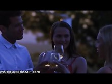 Pareja modelo se convierte en swingers durante las vacaciones