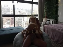 Me follé a la morena traviesa - Horn esperando en el pasillo del edificio mientras me follo a esta ninfomana caliente