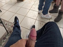 Cornudo Mi amigo comparte a su esposa para una cogida rápida al aire libre