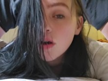 Provocando el culo apretado de la hermosa esposa morena con la punta de mi polla mientras ella habla sucio por mí