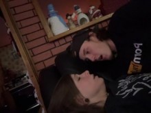 ¡ME FOLLÉ AL MEJOR AMIGO DE MI MARIDO! Su mejor amigo me folla mientras mi marido esta arriba