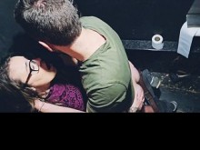 Puta atrapada siendo follada a pelo en los baños del bar - trampa en público