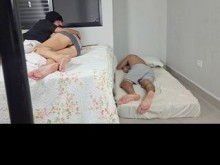 ¡La pareja tuvo que compartir habitación con el amigo del cornudo!