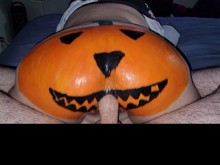 Esposa puta de Halloween propina provocando la polla de su amigo hasta que ella le dejó creampie en su calabaza