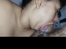 Lengua grande, deslizándose por la dura polla, follándose la garganta, dejando todo cubierto de saliva.