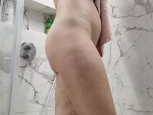 Placer en la ducha p2. Hotwife se burla de su marido y le masturba el coño mojado.