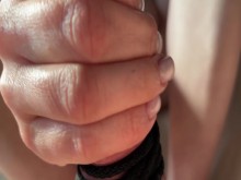 Dulce humillación. Polla atada. Comiendo coño cremoso. Primeros planos.