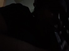 Compartiendo la boca descuidada de ébano con un amigo