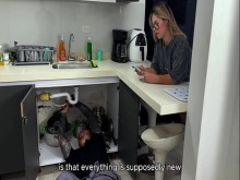 El fontanero me folla duro mientras mi novio cornudo me llama - JULIANA ROSE