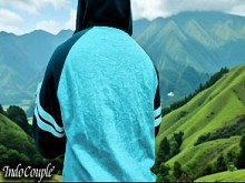 Una esposa musulmana que lleva un hijab la engaña mientras su marido está de vacaciones en Bali con su novia hasta que traga esperma. Esposa infiel en la vida real