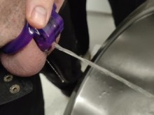 Orinar en un baño público usando castidad con la ayuda de mi novia