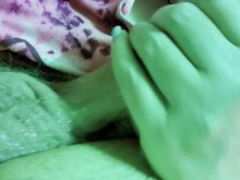 La Sra. Glutty me hace una mamada de cerca mientras le toco el coño.  Mira hasta el final.