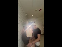 Un extraño del centro comercial me hizo gemir en el baño