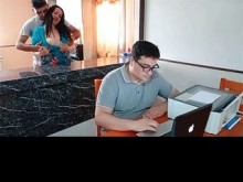 Mi marido cornudo trabaja mientras yo me follo a mi hijastro.