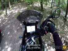 CAZA4K. Un paseo en bicicleta terminó en una perfecta garganta profunda y sexo al aire libre.
